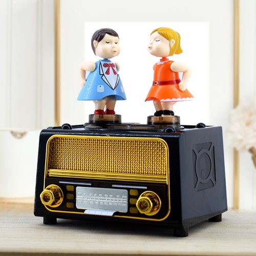  Öpüşen Çift Müzik Kutusu